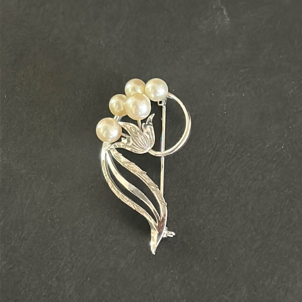 Vintage, lovely Pearl and silver lapel pin.